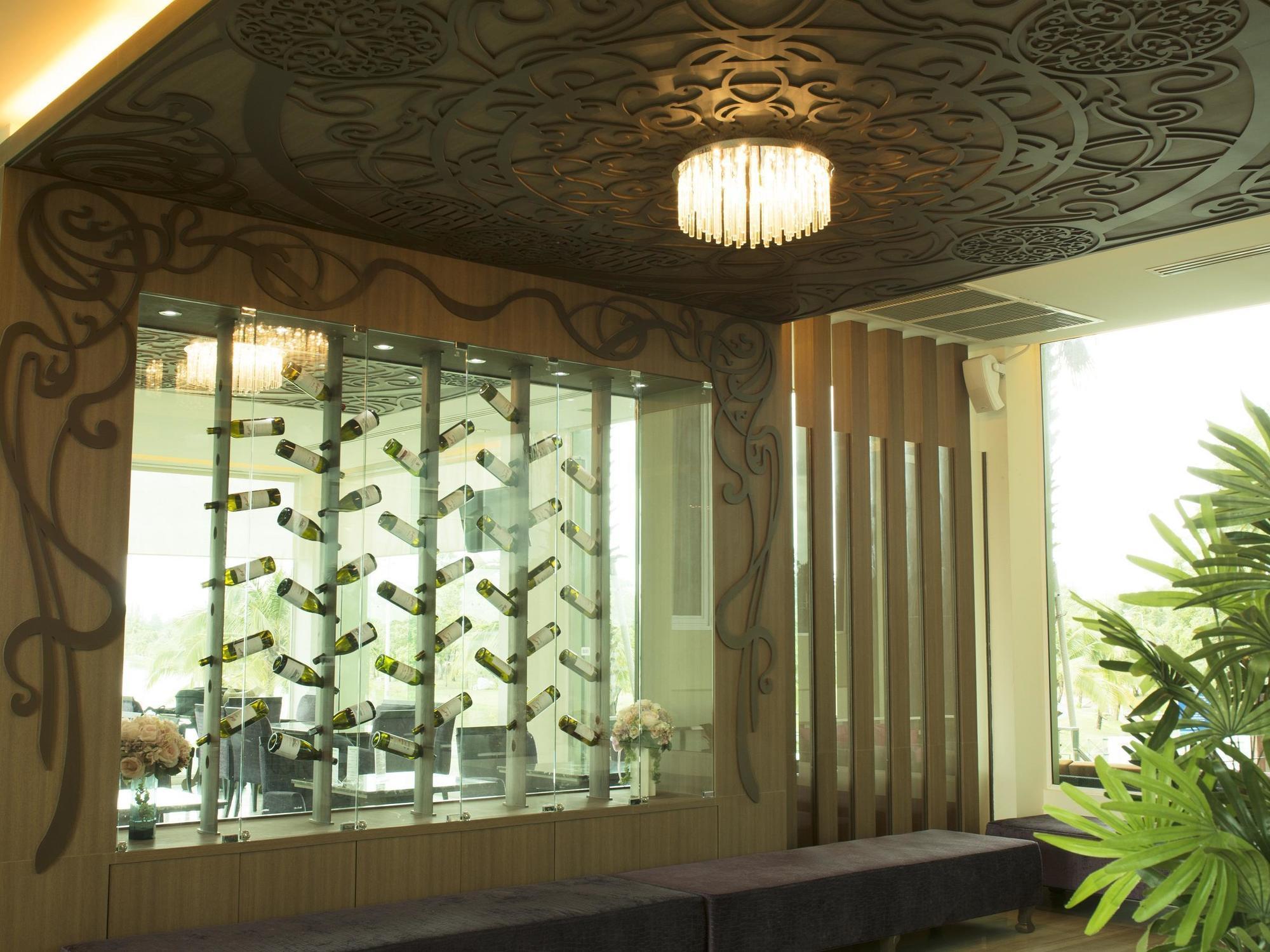 The Beverly Hills Hotel Nakhon Ratchasima Extérieur photo