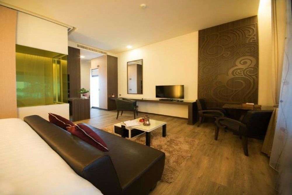 The Beverly Hills Hotel Nakhon Ratchasima Extérieur photo