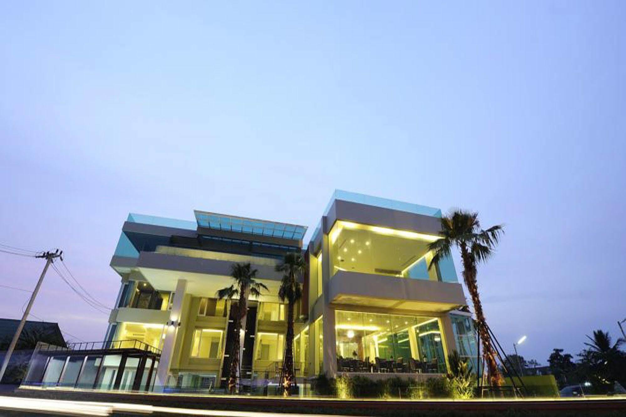 The Beverly Hills Hotel Nakhon Ratchasima Extérieur photo