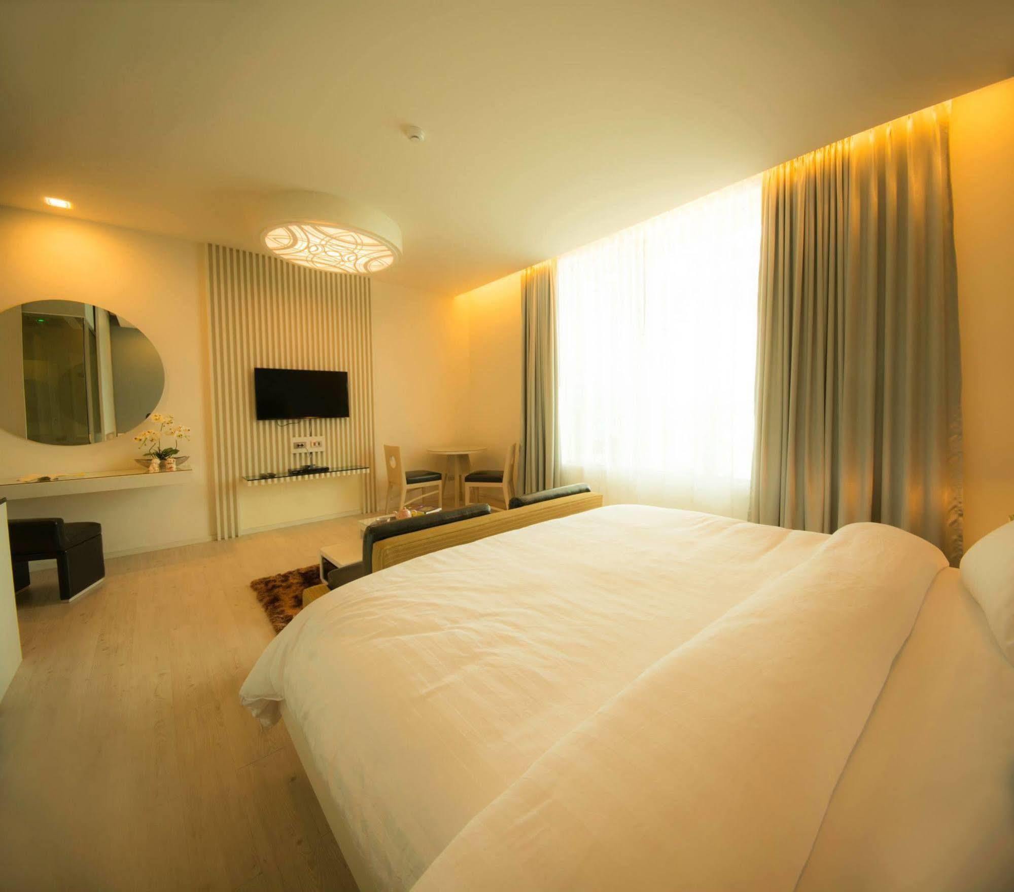 The Beverly Hills Hotel Nakhon Ratchasima Extérieur photo