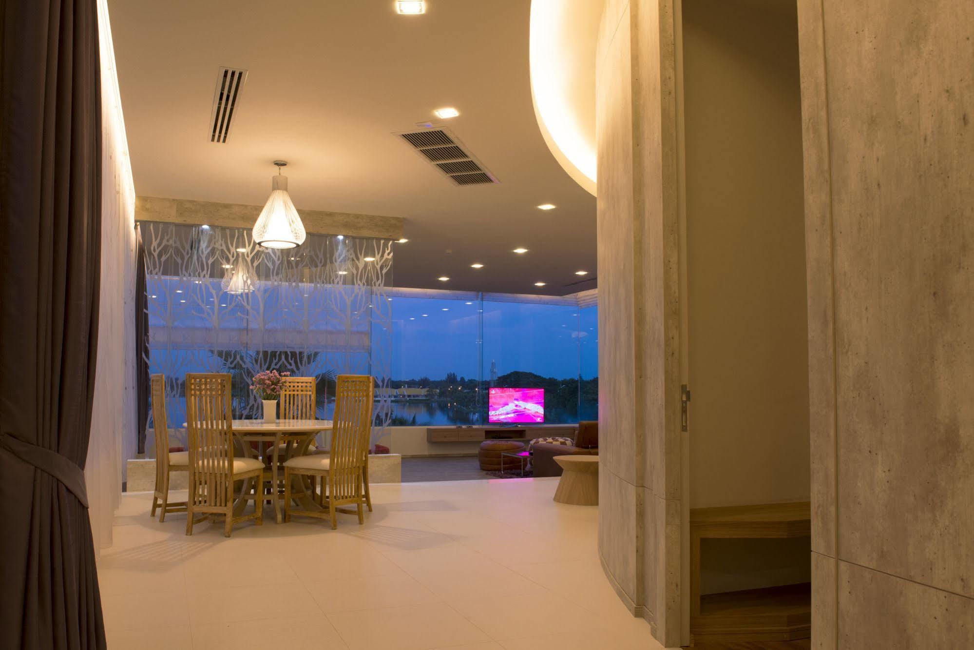 The Beverly Hills Hotel Nakhon Ratchasima Extérieur photo