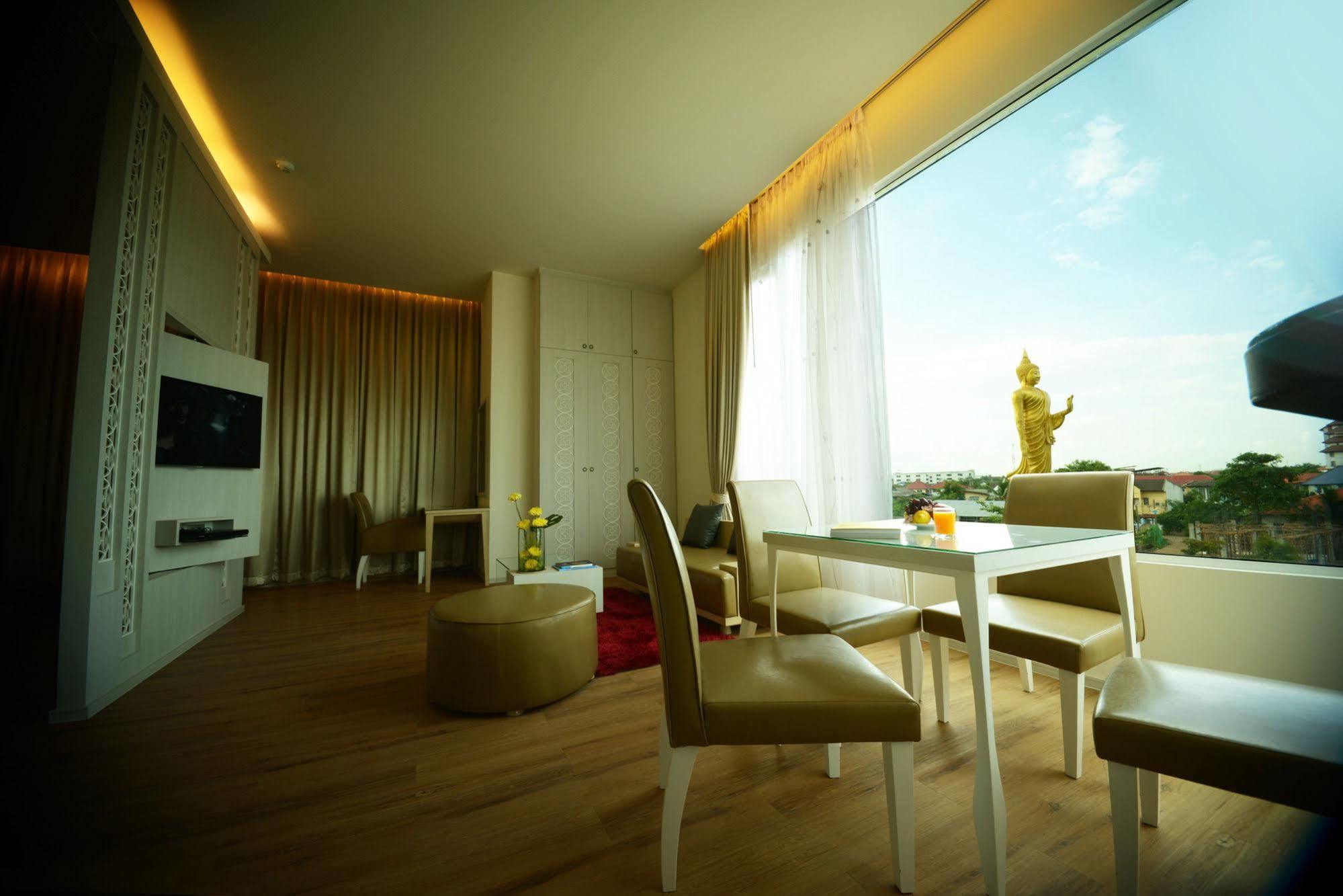 The Beverly Hills Hotel Nakhon Ratchasima Extérieur photo