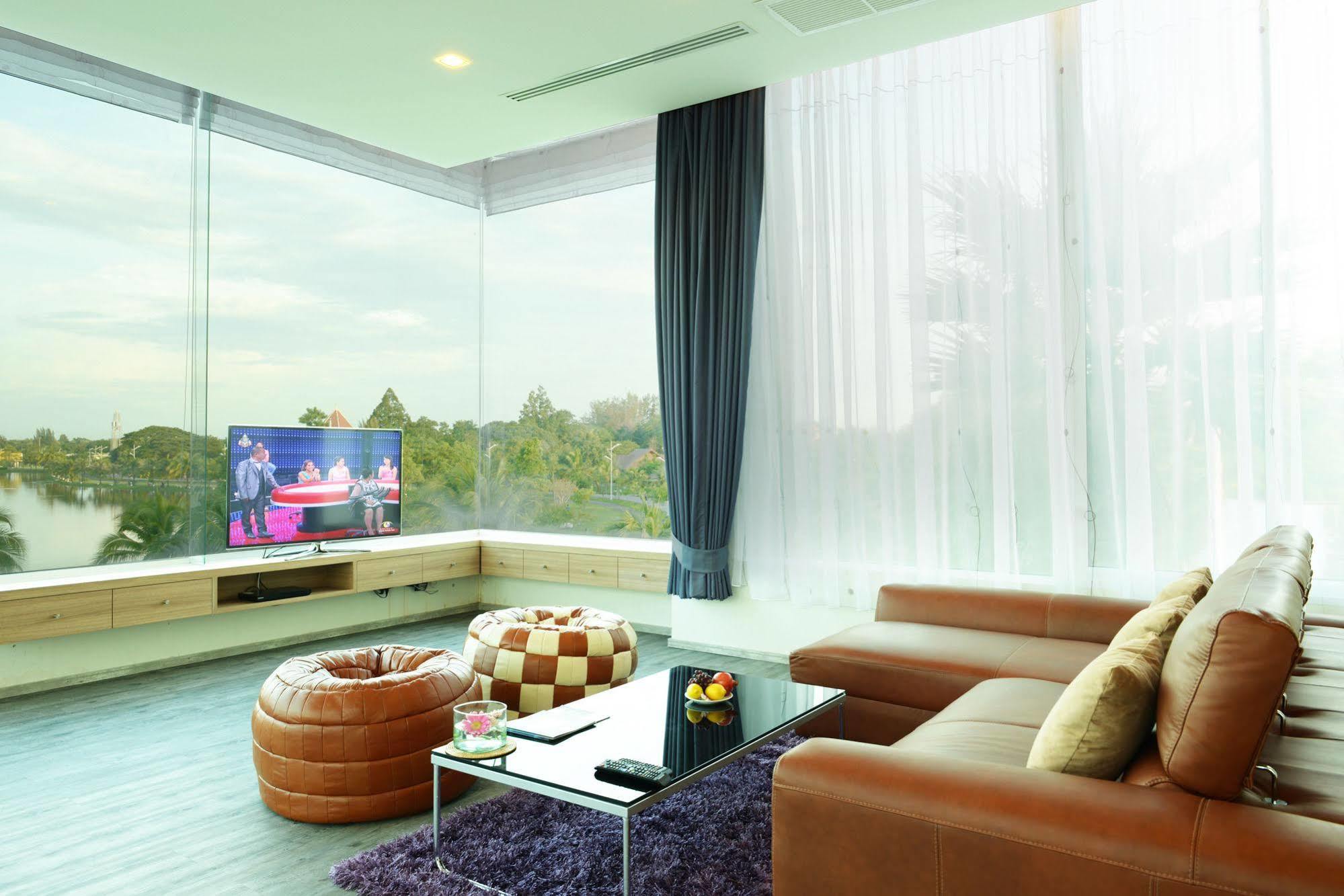 The Beverly Hills Hotel Nakhon Ratchasima Extérieur photo