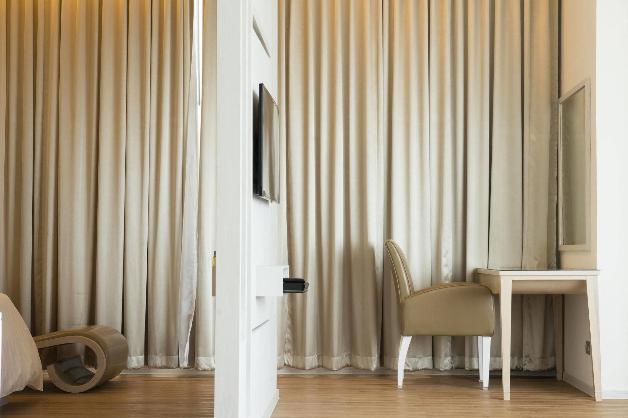 The Beverly Hills Hotel Nakhon Ratchasima Extérieur photo