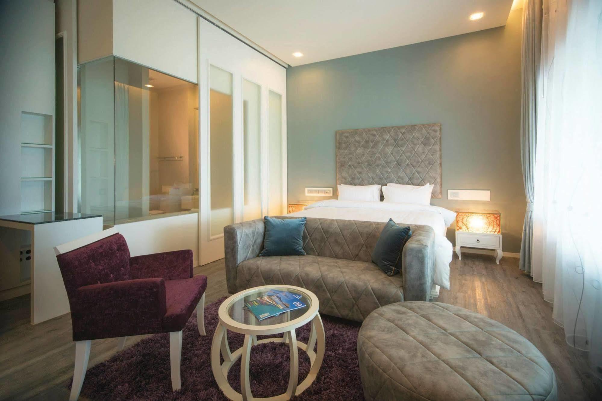 The Beverly Hills Hotel Nakhon Ratchasima Extérieur photo