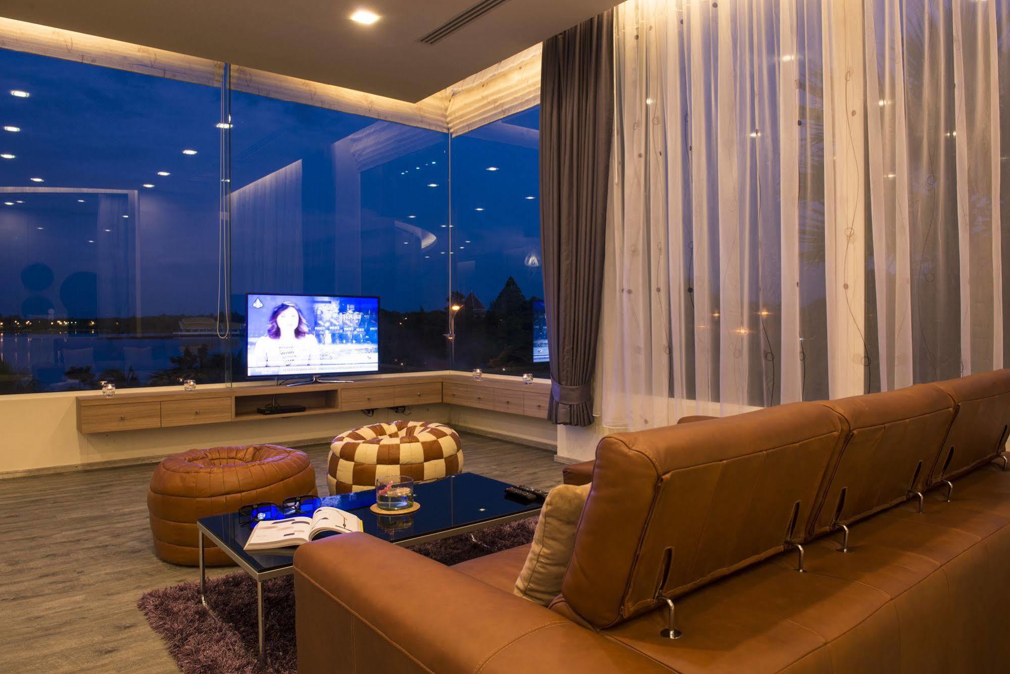 The Beverly Hills Hotel Nakhon Ratchasima Extérieur photo