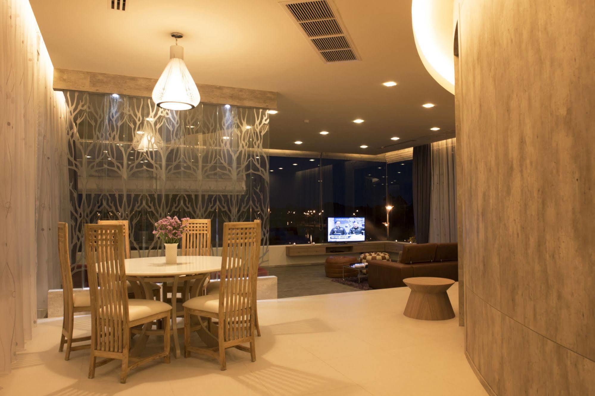 The Beverly Hills Hotel Nakhon Ratchasima Extérieur photo
