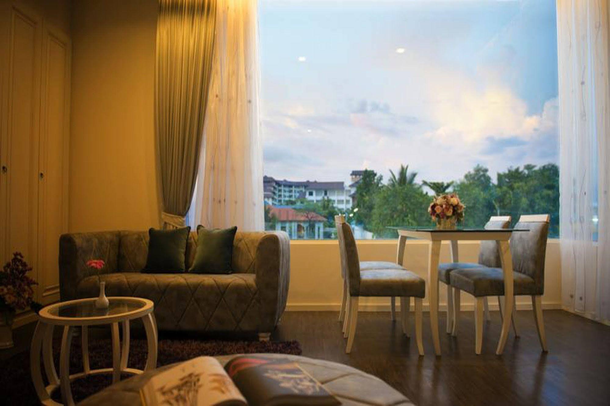 The Beverly Hills Hotel Nakhon Ratchasima Extérieur photo