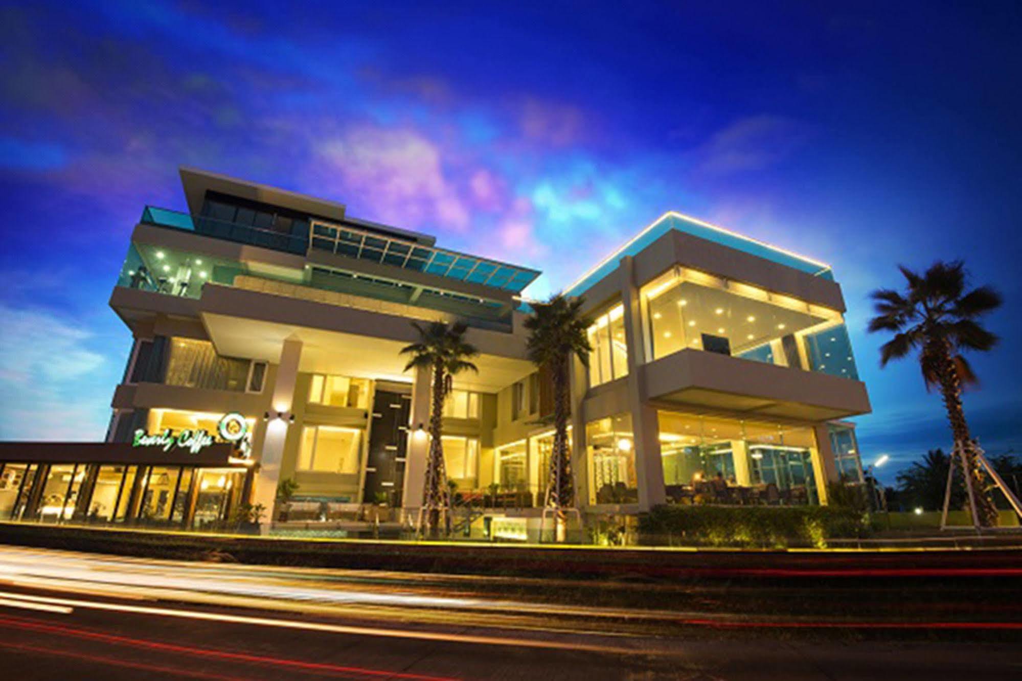 The Beverly Hills Hotel Nakhon Ratchasima Extérieur photo