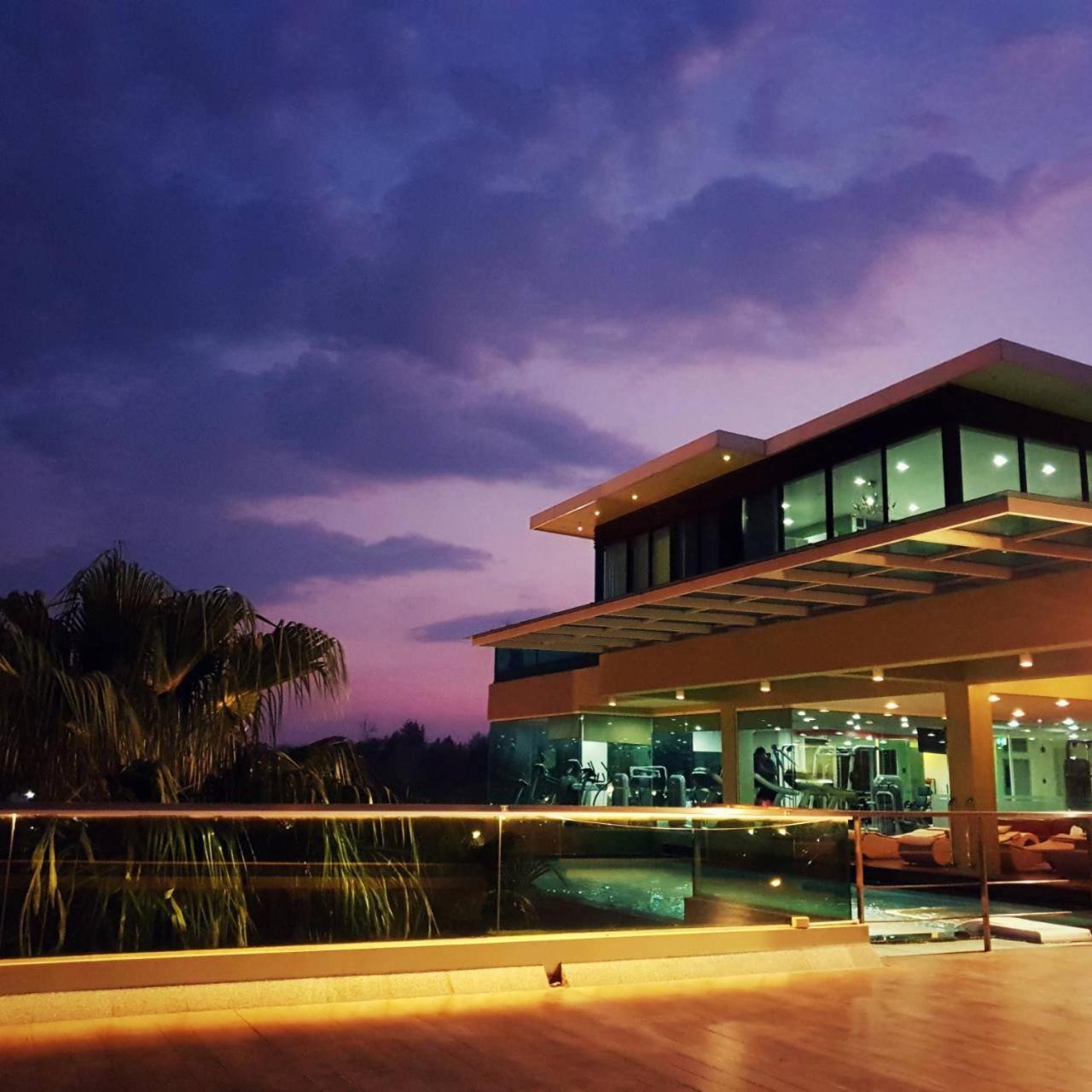 The Beverly Hills Hotel Nakhon Ratchasima Extérieur photo